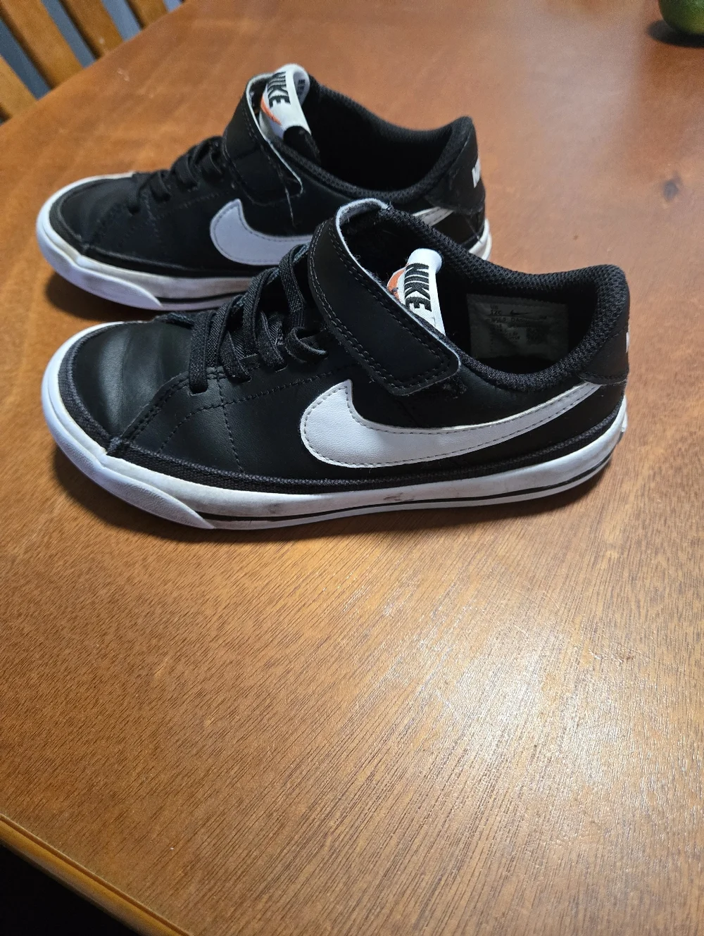 Nike Kids Black and White Low-Top Sneakers with Velcro Strap. Suze 12c